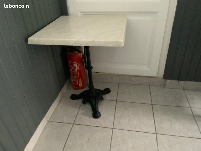 Vends table avec pied en fer forgé (image 1)