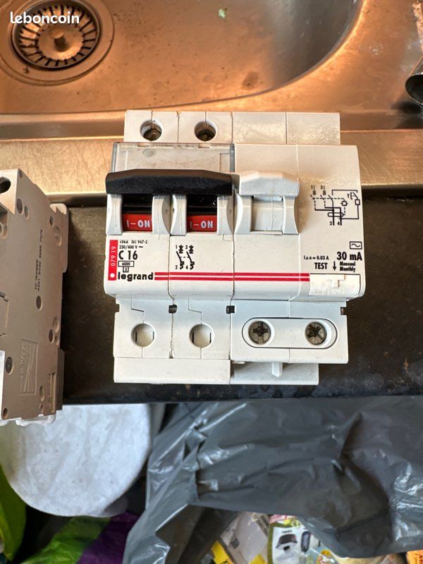 Disjoncteur Legrand 16A30ma (image 1)