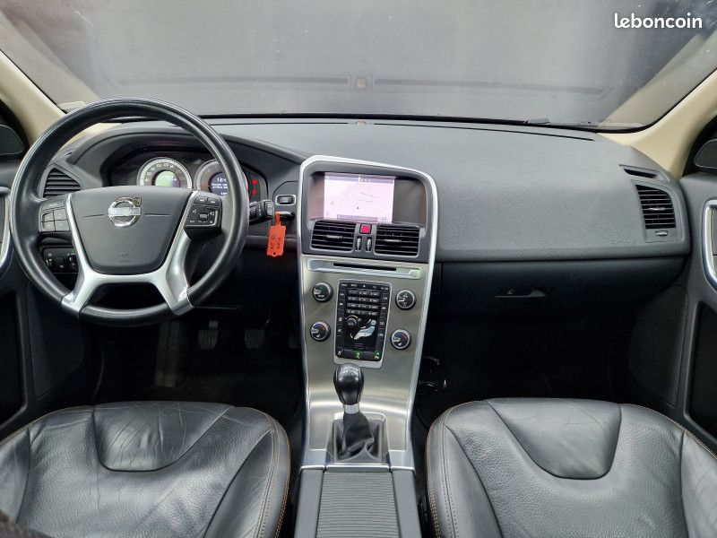 Volvo XC60 D3 136CH SUMMUM * TOIT * BLUETOOTH * XENON * CAMERA * NAVIGATION (image 10)
