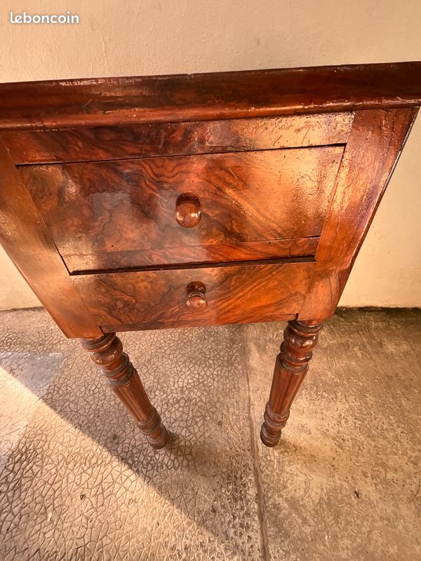 Table ancienne (image 1)