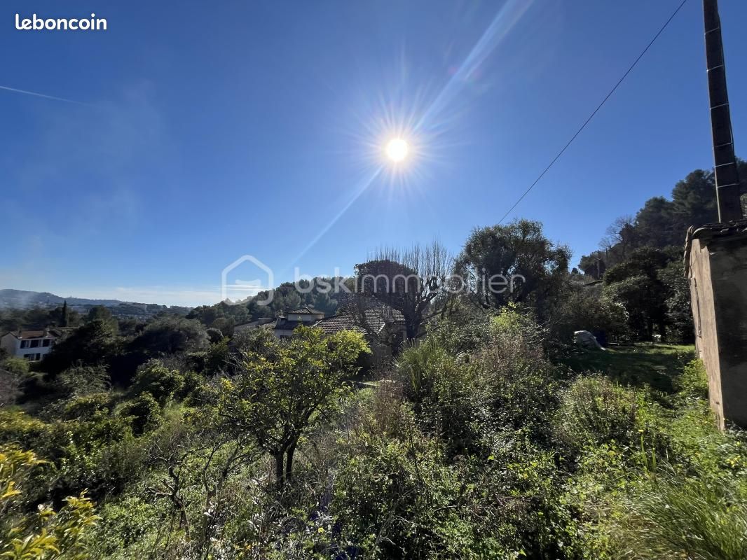 Terrain 3000 m² · à Mougins · 728 000 €