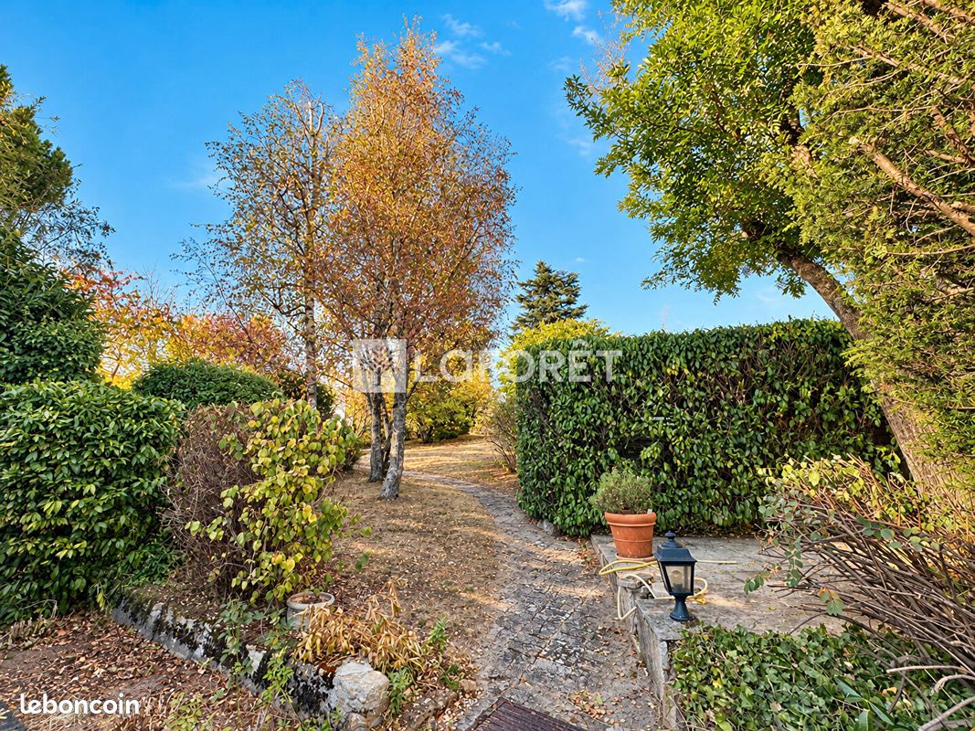 Maison 8 pièces 190 m² · à Saint-Laurent-de-Chamousset · 190 m² · 280 000 €