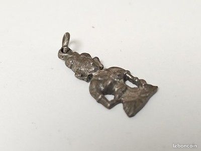 Pendentif Ancien Et Amusant - Bossu En Redingote Avec Haut-de-forme - Métal Embossé Argenté - 2,3x1,7 Cm - Occasion