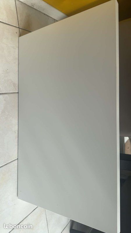 Radiateur électrique blanc à façade lisse – État quasi neuf (avec support mural) (image 1)