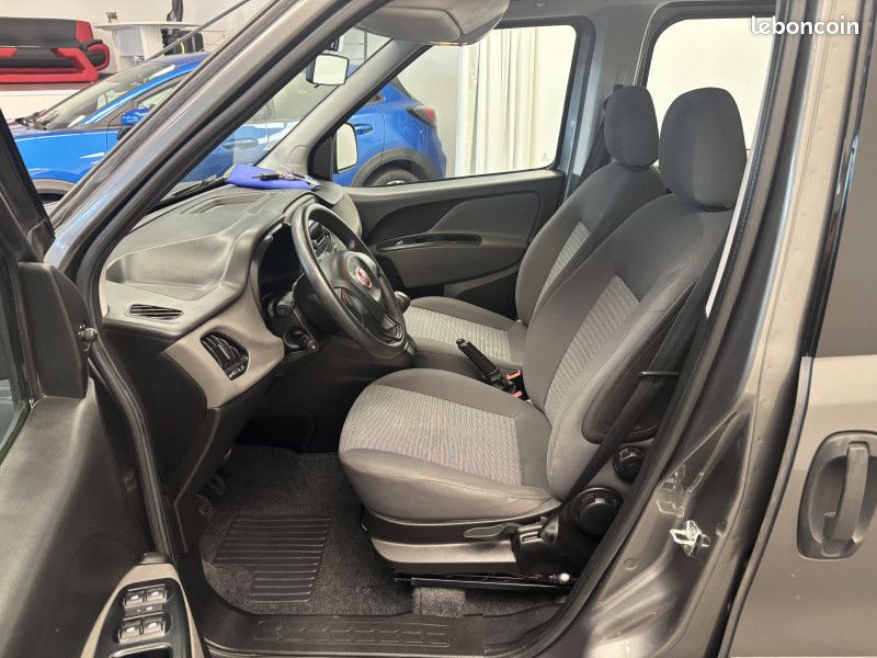 Fiat DOBLO 1.6 jtd 120 ch Lounge 7 places / Climatisation / Attelage / Régulateur / (image 16)