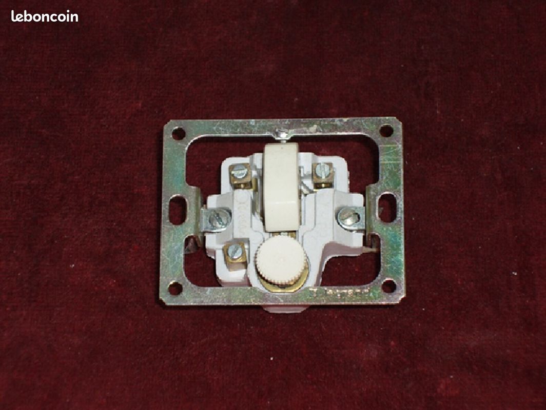 Platine et repose pied arrière droit Suzuki 600 gsxr-srad 2001
