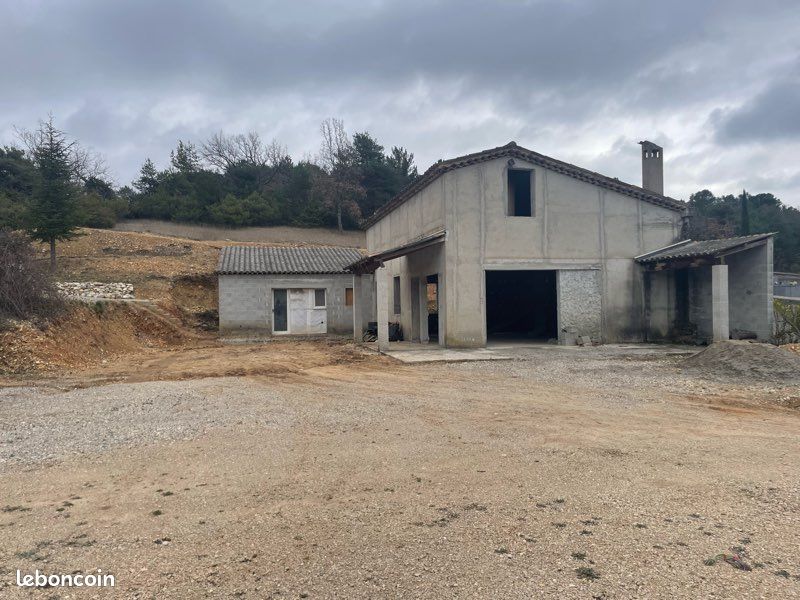 Terrain constructible+ hangar · à Moustiers-Sainte-Marie · 180 000 €