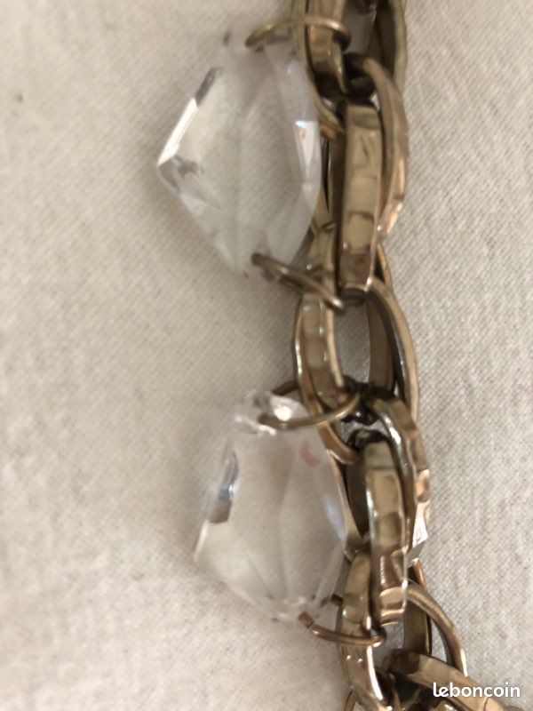 Collier chaîne doré et verroterie (image 2)