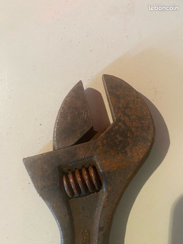 Clé Anglaise Peugeot – Clé à Molette Ancienne, Solide Et Fonctionnelle