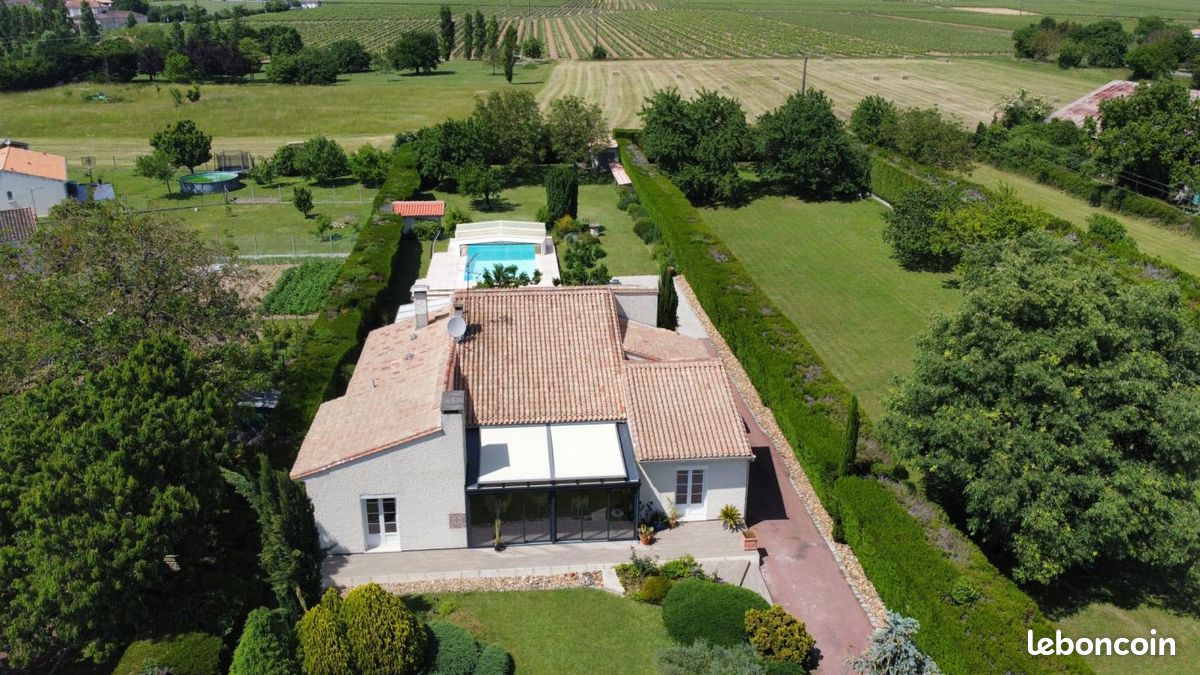 Villa 7 pièces 220 m² - Chassors 16200 Luchac (image principale 0)