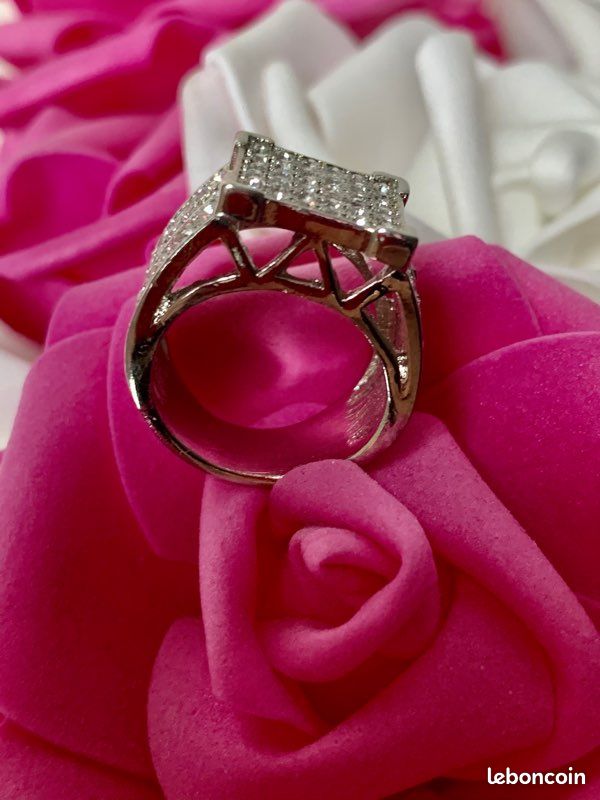 Bague Fantaisie chevalière neuve ornée de strass Diamètre intérieur 1,7 cm (image 8)