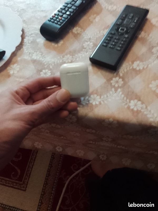 Airpod 2 (image 3)
