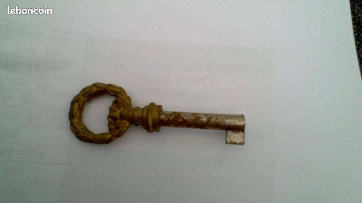 Clef d' armoire ancienne (image 1)