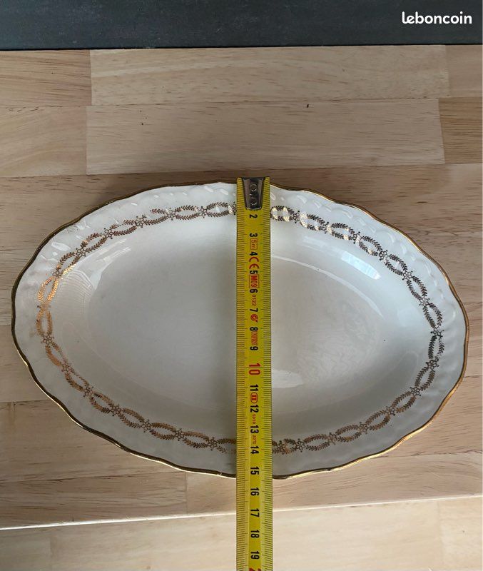 Grand Plat Ovale En Porcelaine Blanche Décor Chevaux De Course Liseré Doré