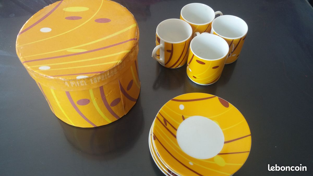 Tasses avec assiettes (image 1)