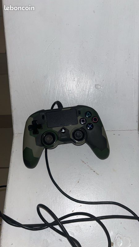 Je vend une manette ps4 couleur militaire (image 1)