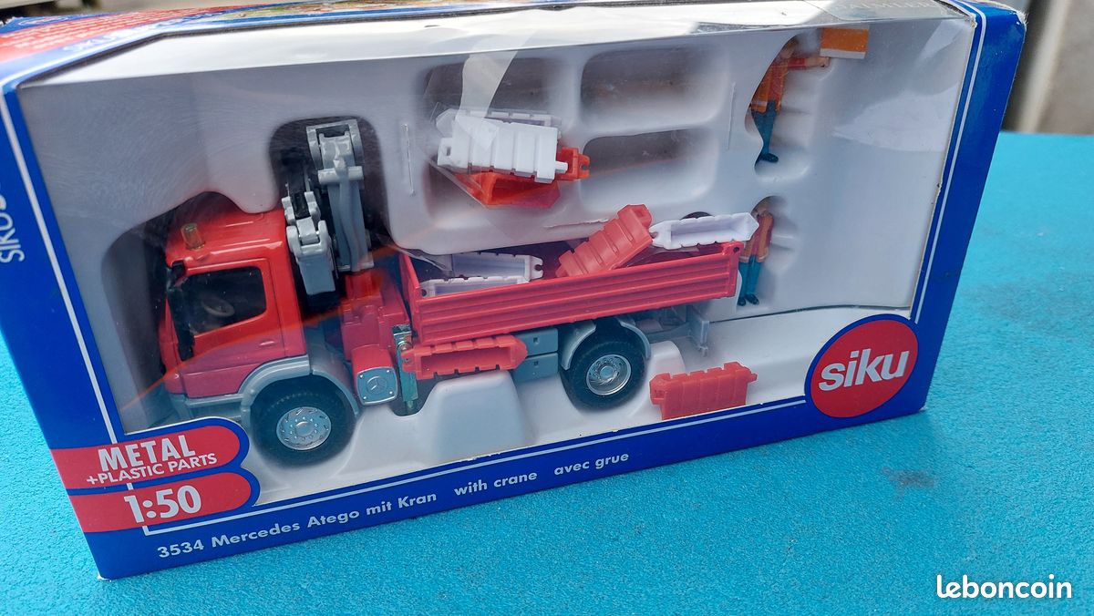 siku 3534, Camion avec zone de chargement et grue, 1:50, Métal/Plastique, Rouge, 2 figurines de jeu et 10 blocs de guidage du trafic inclus : Siku