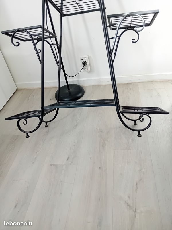 Étagère en fer forgé noir pour plante (image 4)