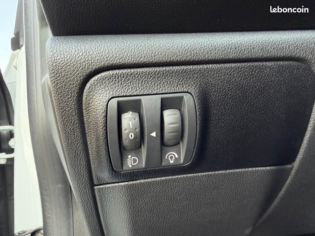 RENAULT MEGANE IV 1.3 TCe - 140 Techno (image 25)