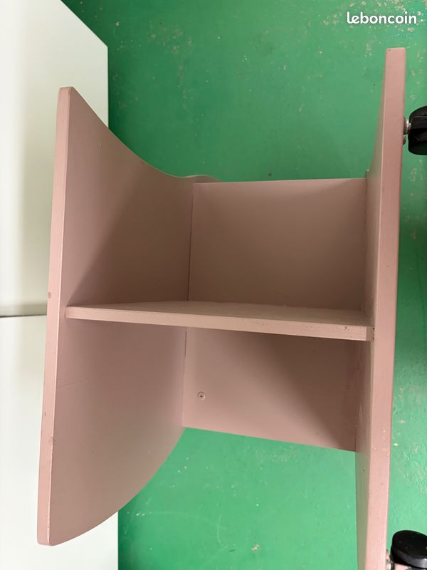 Table basse en bois peint sur roulettes (image 4)