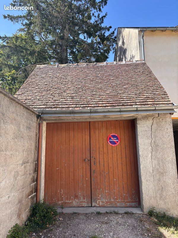 Location Garage 20m2 · à Bellegarde · 80 €