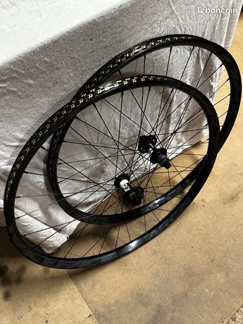 Paire De Roues Carbone 29″ VTT – 30x30mm – Tubeless – 12 Vitesses – 28 Rayons