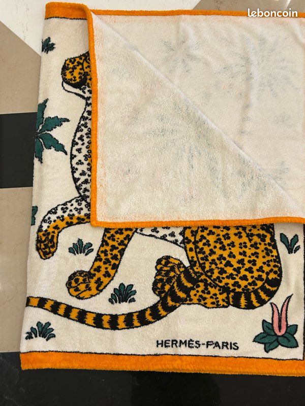 Grand Tapis/Towel Hermès Paris - Motif Panda Gris - 152 X 88.5 Cm (État D'occasion)