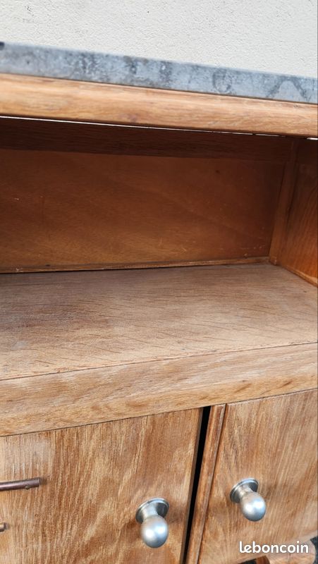 Petite table de chevet vintage en bois avec plateau en marbre (image 3)