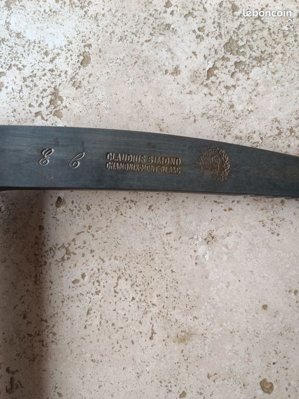 Piolet ancien Claudius Simond Chamonix Mont-Blanc – Bois et acier – Collection - Collection