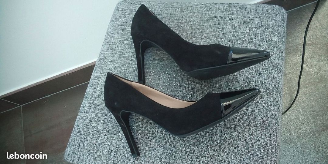 Chaussures Talons Aiguilles Noires Cloutées Zara TRAFALUC Taille 6 UK - Occasion Excellent état