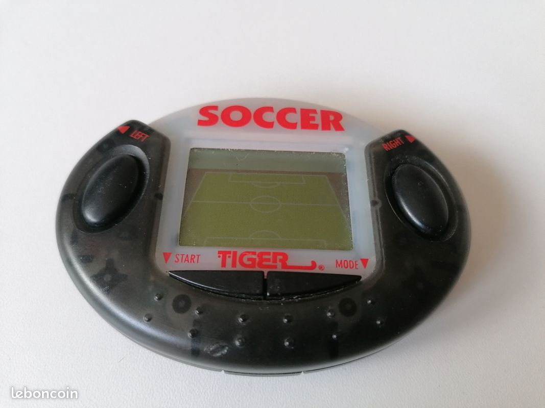 Jeu d'arcade de football électronique portable | Urban Outfitters FR