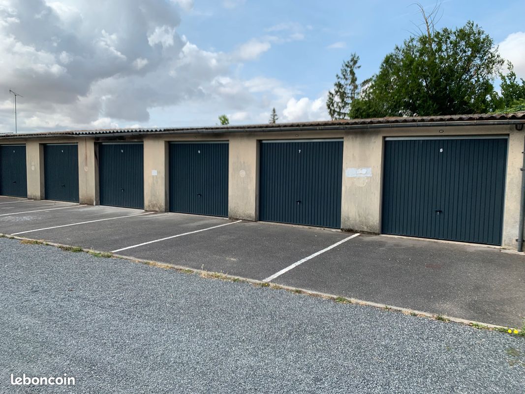 BOX / GARAGE a Louer · à Château-Landon · 90 €