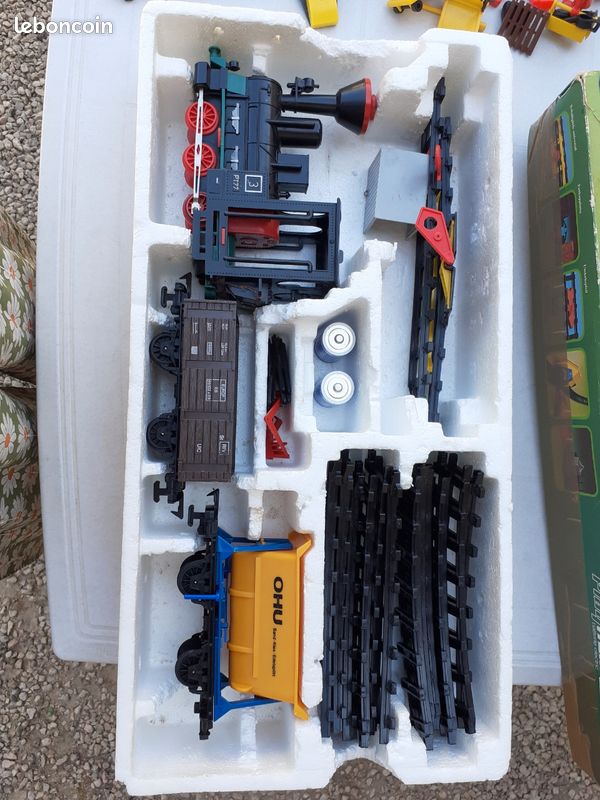 ANCIEN PETIT TRAIN Locomotive + 2 wagons Fonctionne avec 1 pile R14 non fournie EUR 20,00