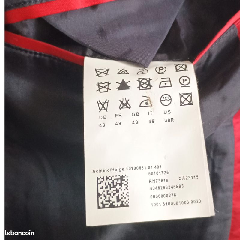 Blazer veste tailleur homme taille 48 marque Hugo Boss couleur noir
Les mesures sont dans l'une des photos (image 5)