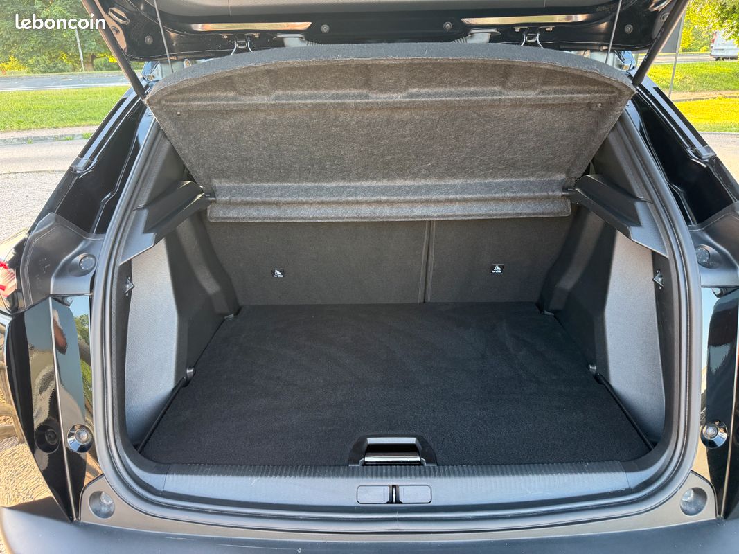 PEUGEOT 2008 Hybrid 145 e-DCS6 Allure + Pack Navigation & Access + Pack Hiver (image 7)