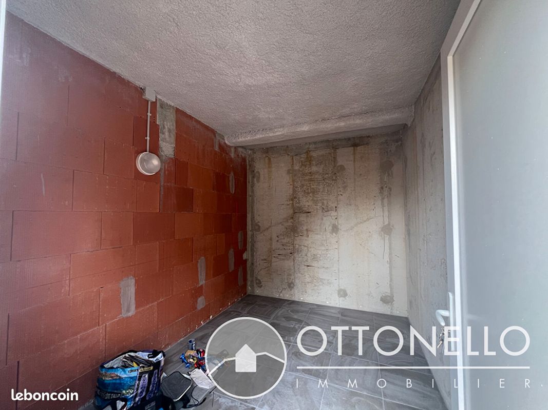 Parking 1 pièce 9 m² · à Roquebrune-sur-Argens · 9 m² · 80 €/mois