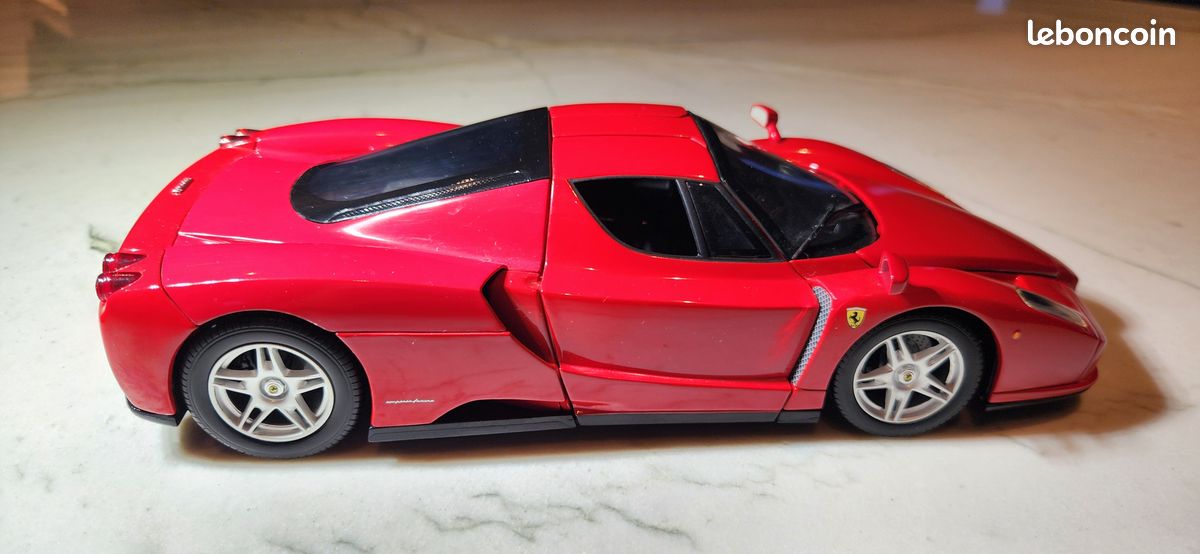 Hot Wheels Ferrari Enzo 1/18 - Rouge, Sièges Rouges Et Noirs - Avec Présentoir