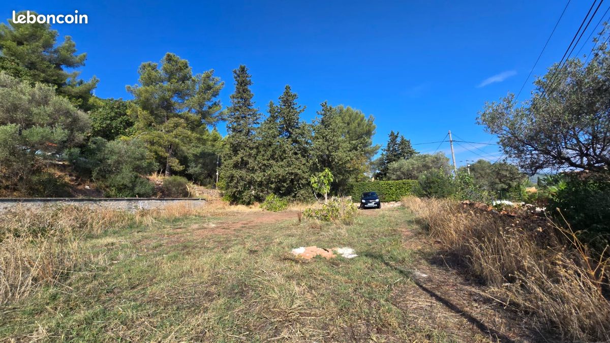 Terrain 584 m² · à Solliès-Ville · 584 m² · 210 000 €