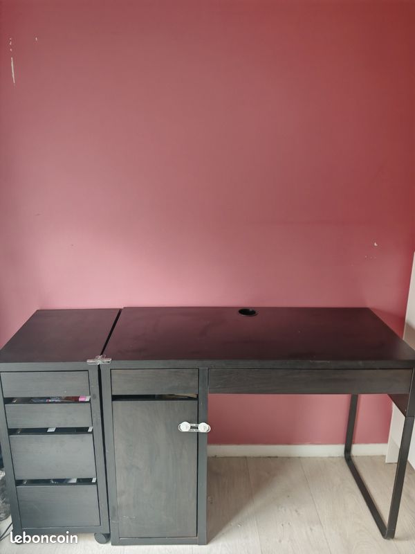 Bureau et un caisson à tiroirs Micke IKEA 
En très bon état, quelques traces d'usure normales pour un bureau ( voir photos du plateau )
Prix bureau 60e
Prix caisson 40e (image 1)