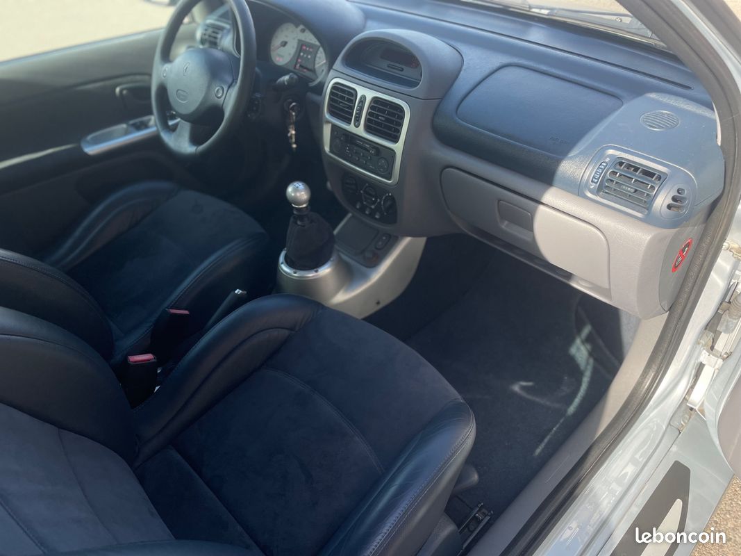 RENAULT CLIO 3.0 V6 Sport (image 18)