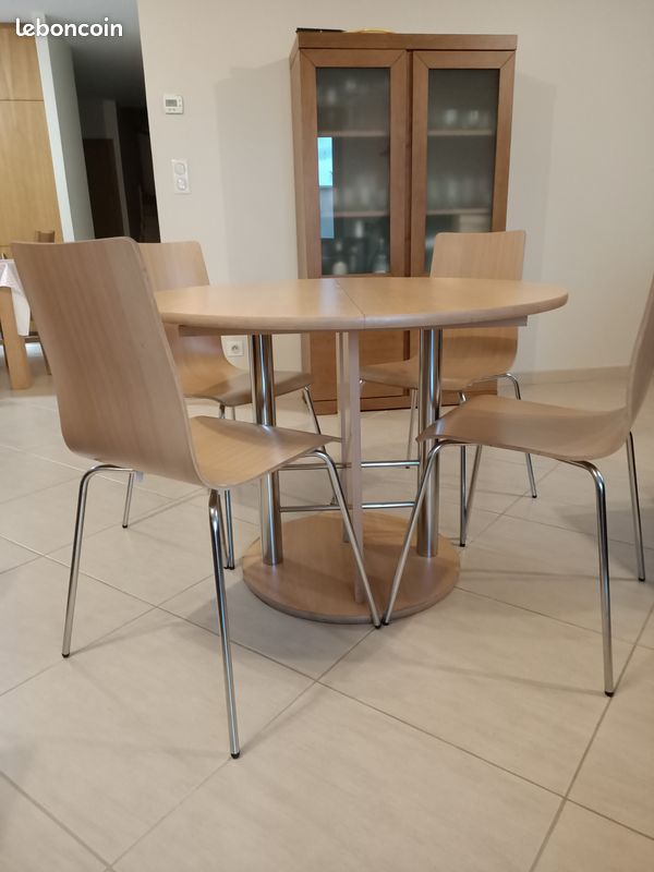 Table ronde et chaises (image 1)
