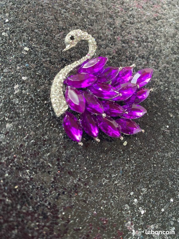 Magnifique broche En forme de signe Pierres violettes et zirconium (image 2)