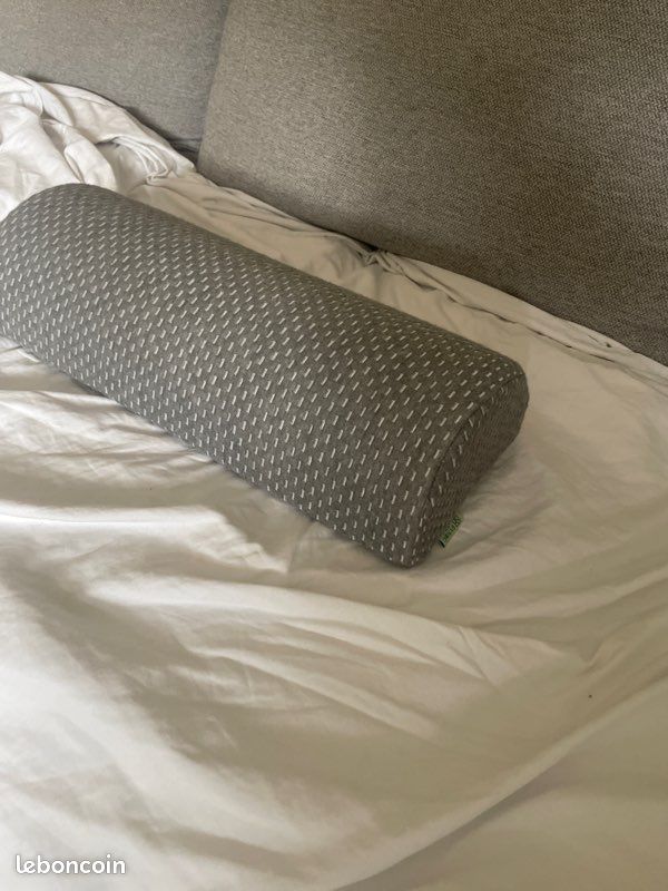 Coussin traversin gris texturé (image 2)