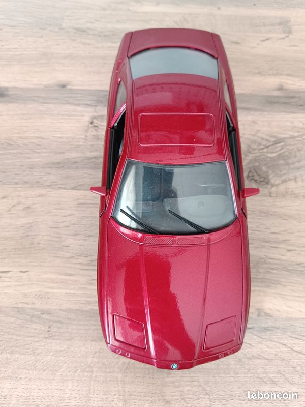 BMW 850i Miniature Maisto 1/18 – Bleu – Coffret D'occasion (petits Défauts)