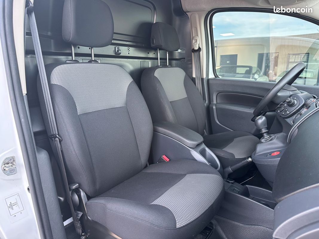 RENAULT Kangoo Express 1.5 Blue dCi 95ch Grand Confort - TVA RECUPERABLE / GPS / CLIM - (image 6)