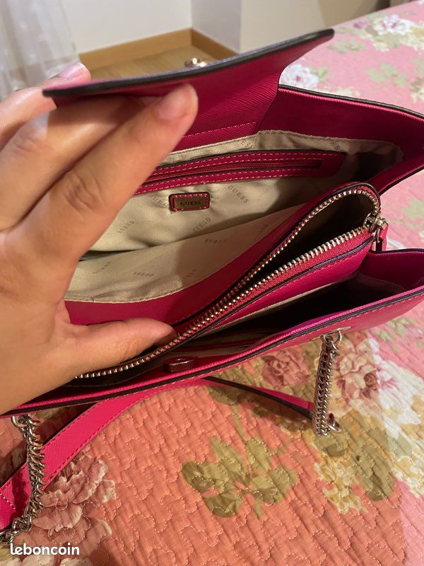 Pochette Portée Poignet (Wristlet) GUESS - Coloris Fuchsia Vibrante - Neuf Avec étiquettes - Livraison US Gratuite