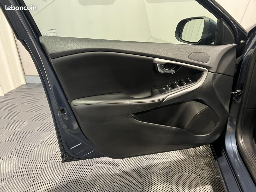 VOLVO V40 D2 120 Geartronic 6 Momentum (image 22)