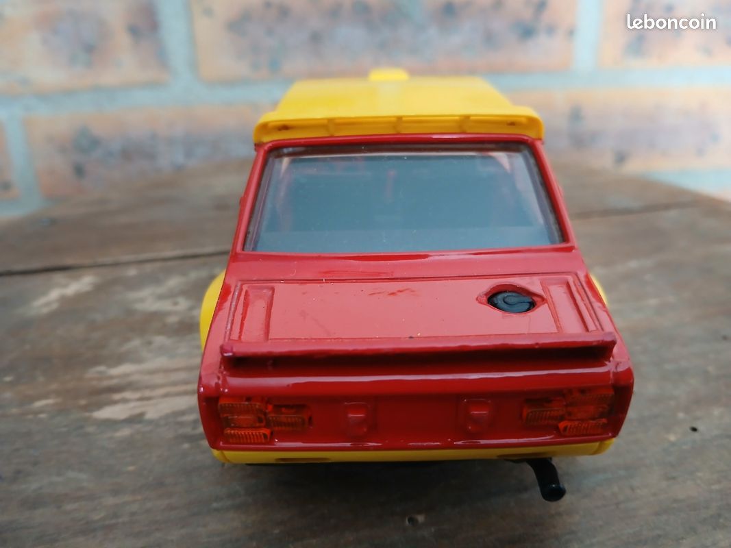 Burago 1/24 Fiat 131 Taxi Vert – Miniature à Compléter (occasion, écailles)