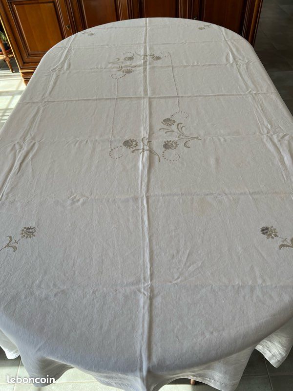 Nappe brodée main – Plumetis – 170 x 350 cm