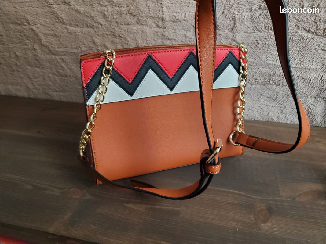 Sac bandoulière marron à motifs (image 2)